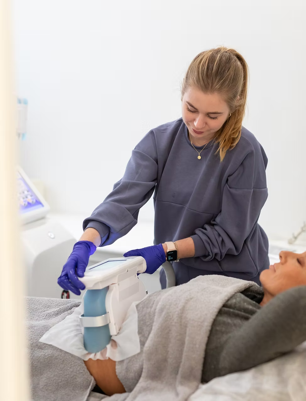 Behandeling met professionele apparatuur bij Lookz Beauty Albir