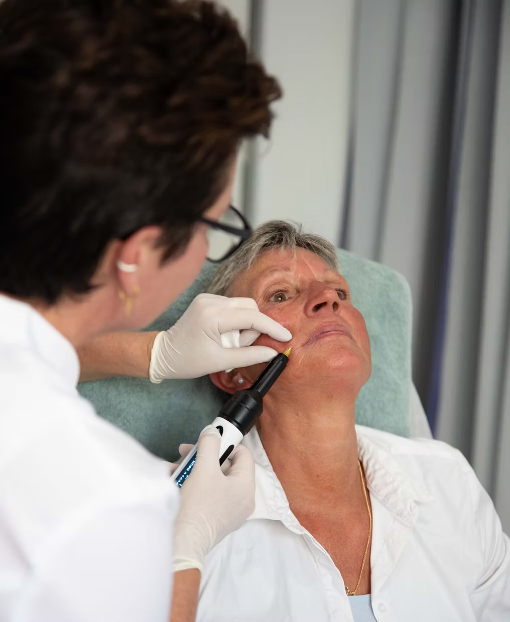 Huidspecialist behandelt het gelaat met een skin pen bij Lookz Beauty Albir